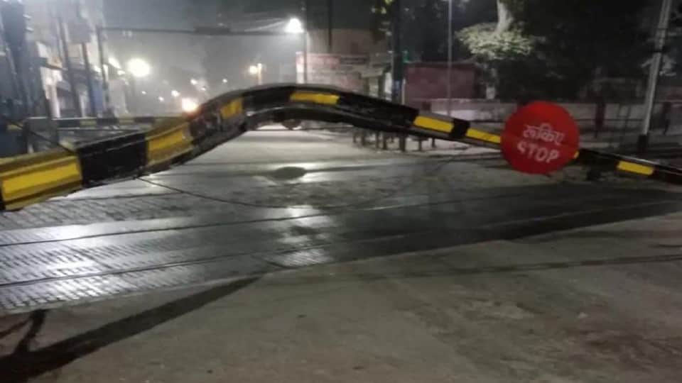 बागला काॅलेज रोड पर क्षतिग्रस्त हुआ रेलवे फाटक