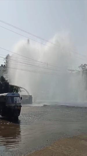 Bhopal News: जल संकट के बीच राजधानी में पानी की बर्बादी,10 नंबर मार्केट के पास नर्मदा लाइन फटी, सड़क बनी दरिया