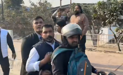 5 KM traffic jam formed on Delhi-Meerut Expressway due to a blockade setup to stop MP Chandrashekhar