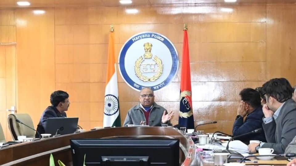 पुलिस महानिदेशक अजय सिंघल की अध्यक्षता में पुलिस मुख्यालय में आयोजित उच्च-स्तरीय समीक्षा बैठक