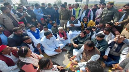 Kapsad Case: SP MP Stopped at Kashi Toll, Party Workers Protest and Sit on Expressway