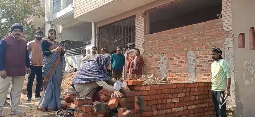 Road Dispute Between Two Colonies Sparks Tension in Shikohabad