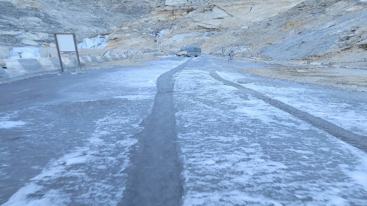 पाला पड़ने से सड़कों पर फिसलन।