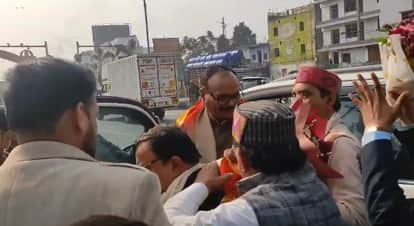 Kanpur Deputy CM Brajesh Pathak received grand welcome BJP workers chanted slogans showered him with flowers