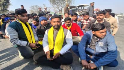 Kapsad Case: SP MP Stopped at Kashi Toll, Party Workers Protest and Sit on Expressway