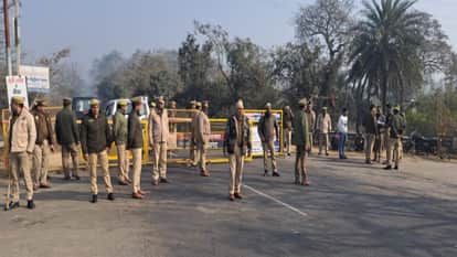 Meerut Police Media Scuffle Alleged During Coverage in Kapsad Village Crime News in Hindi