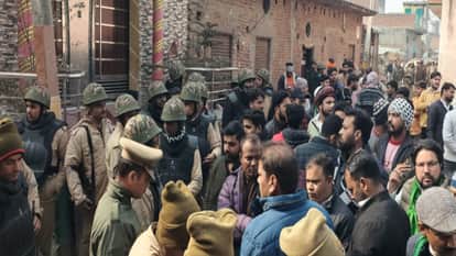 Meerut Police Media Scuffle Alleged During Coverage in Kapsad Village Crime News in Hindi