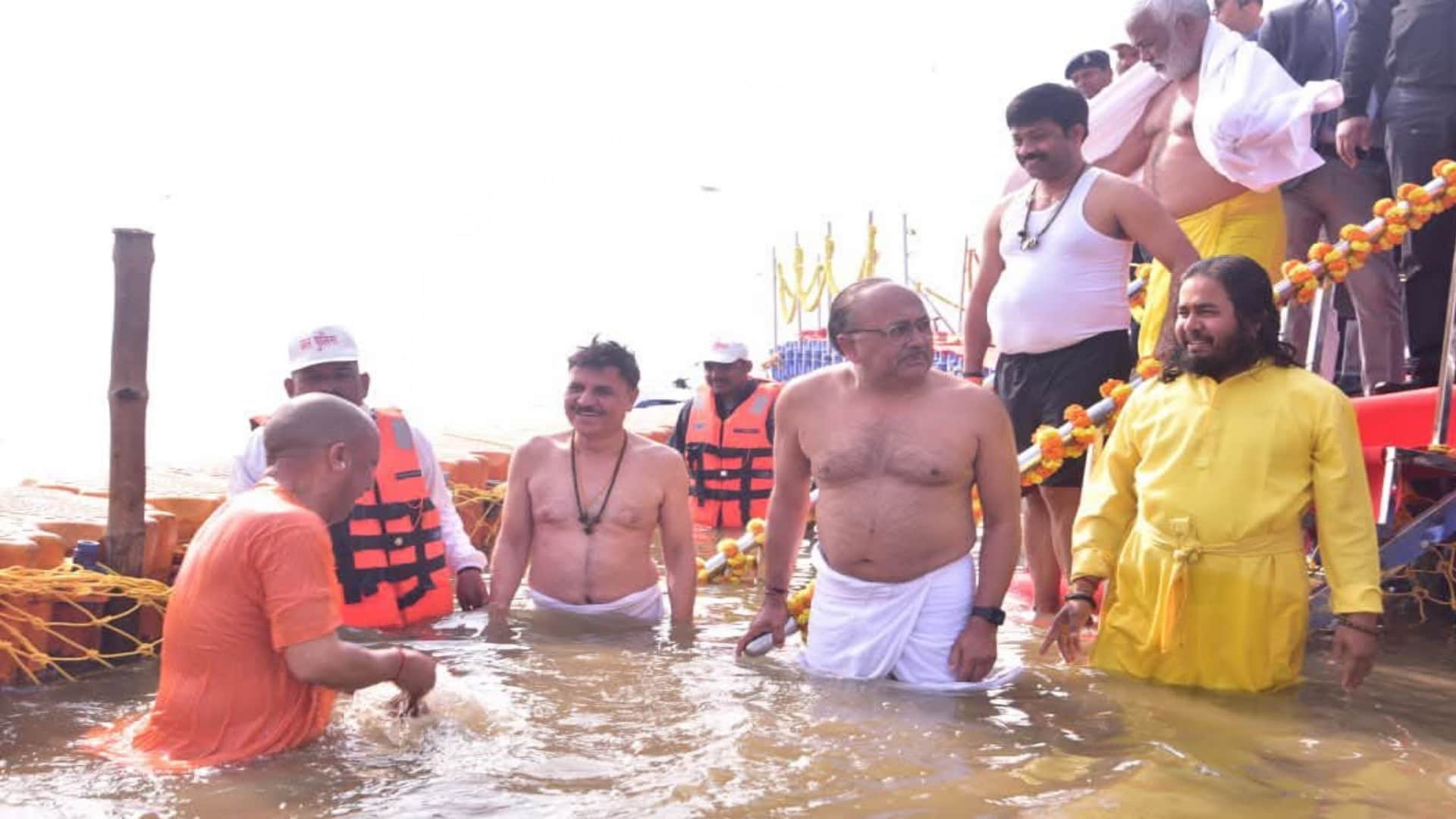 Cm yogi reach prayagraj both in sangam today news update