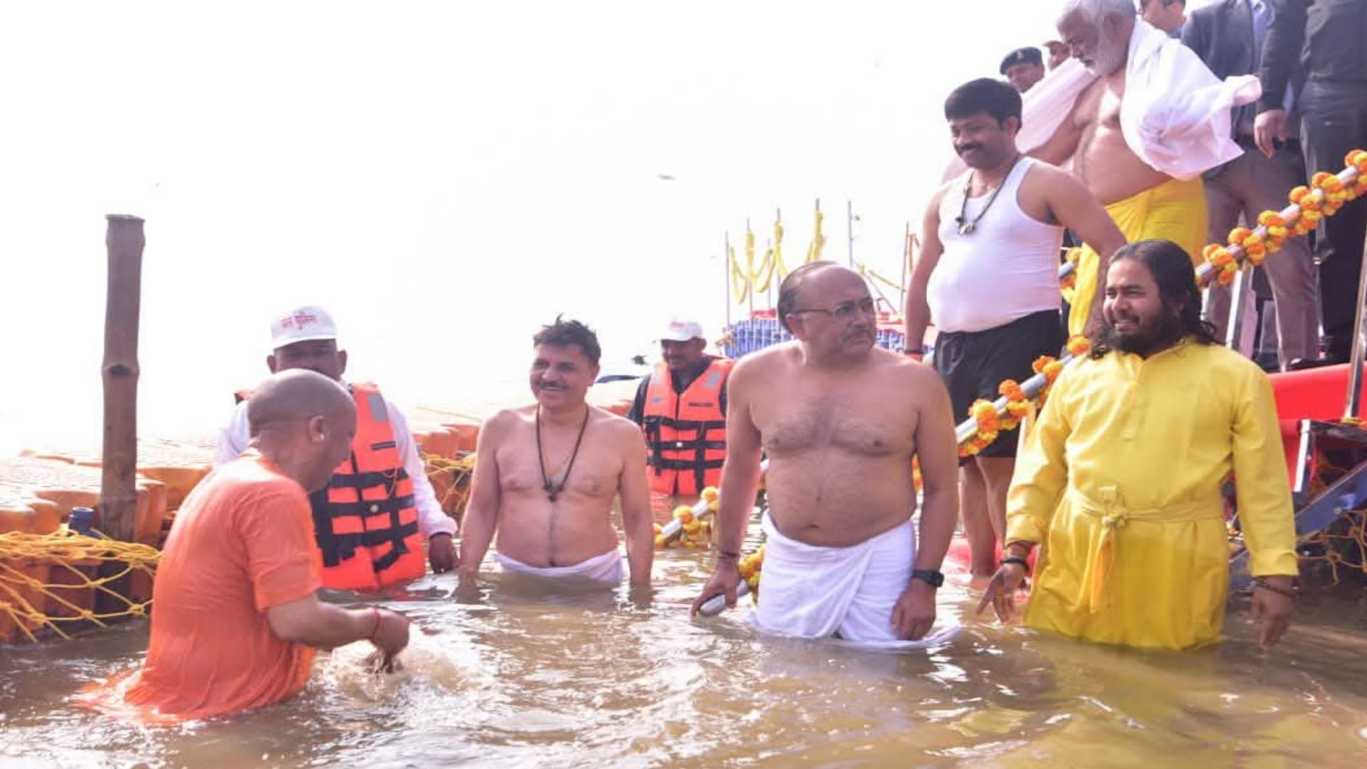 Cm yogi reach prayagraj both in sangam today news update