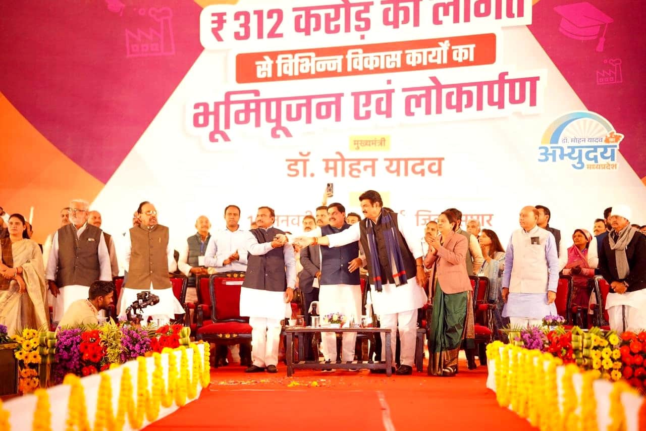 मुख्यमंत्री डॉ. मोहन यादव जनसभा को संबोधित करते हुए।