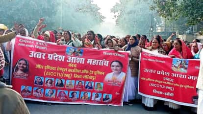 Jhansi: Asha workers of the division attack the Divisional Commissioner's office.