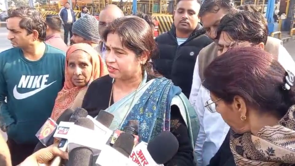Kapsad Case: Former District Panchayat President Seema Pradhan Stopped at Sivaya Toll Plaza, Sits on Protest