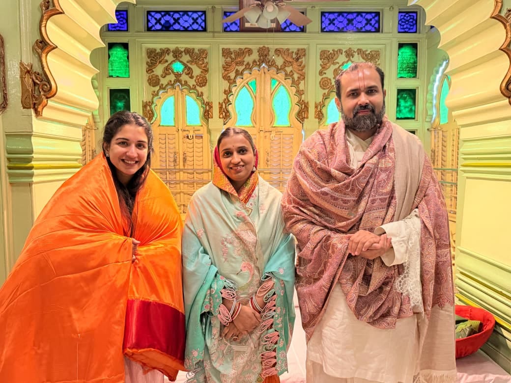 विशाल बाबा के साथ राधिका मर्चेंट अंबानी