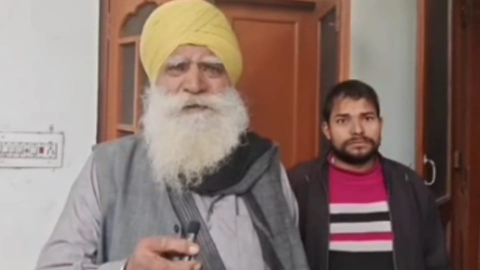 जानकारी देते लोग