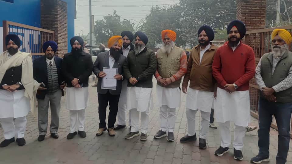 अमृतसर में प्रदर्शन करते अकाली दल के कार्यकर्ता