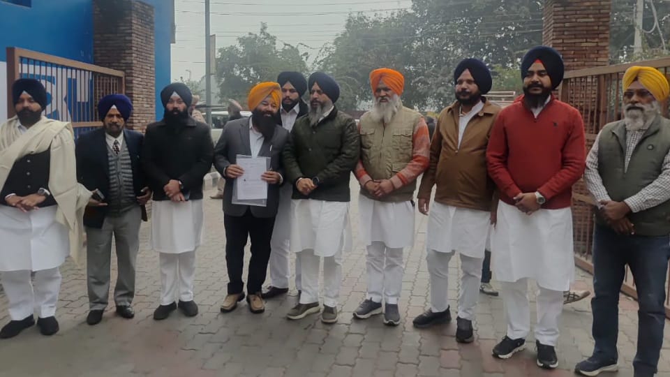 अमृतसर में प्रदर्शन करते अकाली दल के कार्यकर्ता