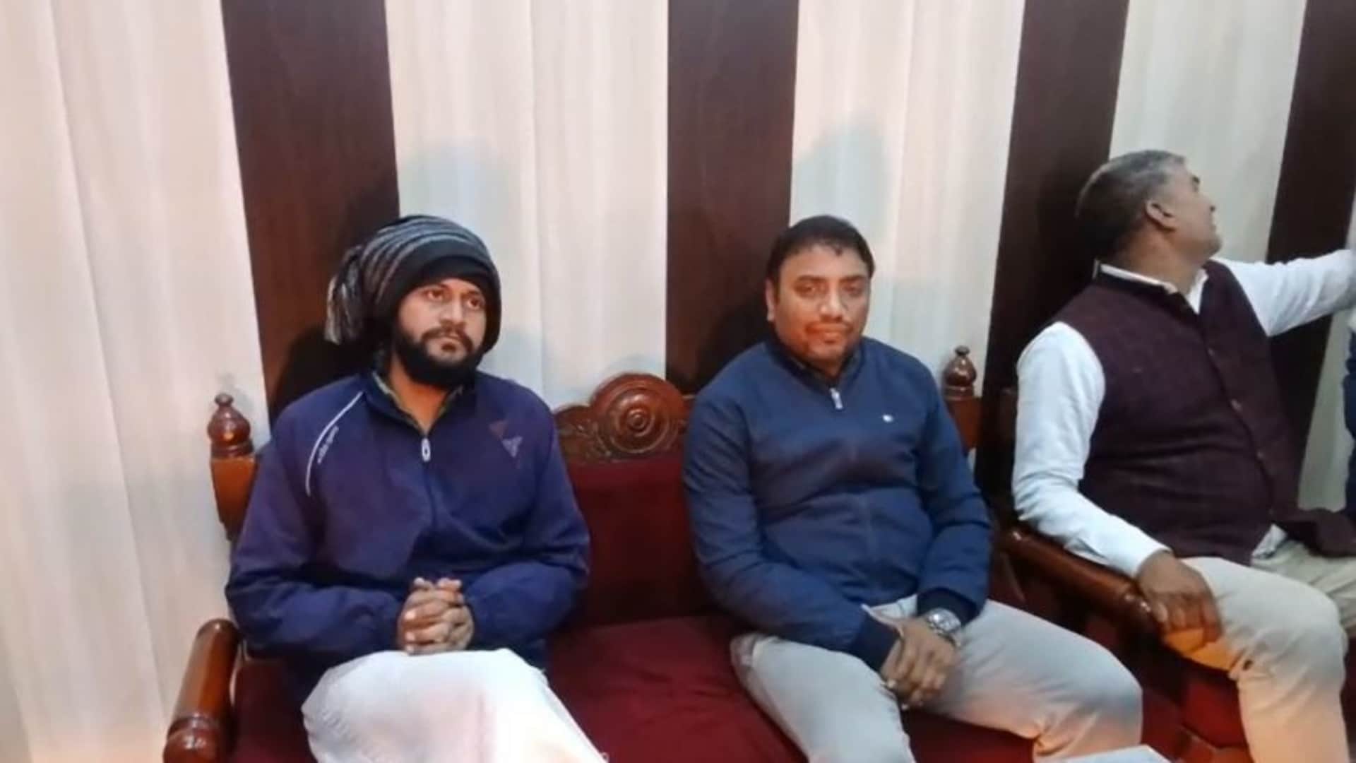 बिजली कनेक्शन के लिए मांगी 90 हजार की रिश्वत, 50 हजार रुपये लेते दो अधिकारी गिरफ्तार