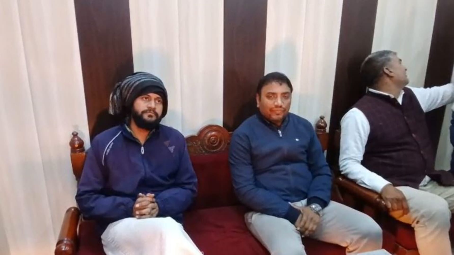 बिजली कनेक्शन के लिए मांगी 90 हजार की रिश्वत, 50 हजार रुपये लेते दो अधिकारी गिरफ्तार