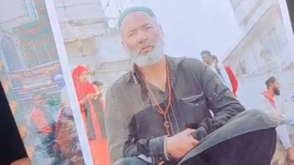 राम मंदिर से पकड़ा गया अबू अहमद शेख।