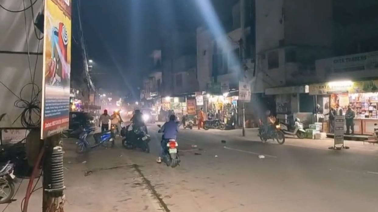 Roorkee News Two groups clashed outside DAV College resulting in gunfire