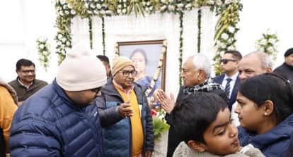 chief minister nitish kumar attends condolence meeting of jdu mla bhagwan singh kushwaha wife usha kumari