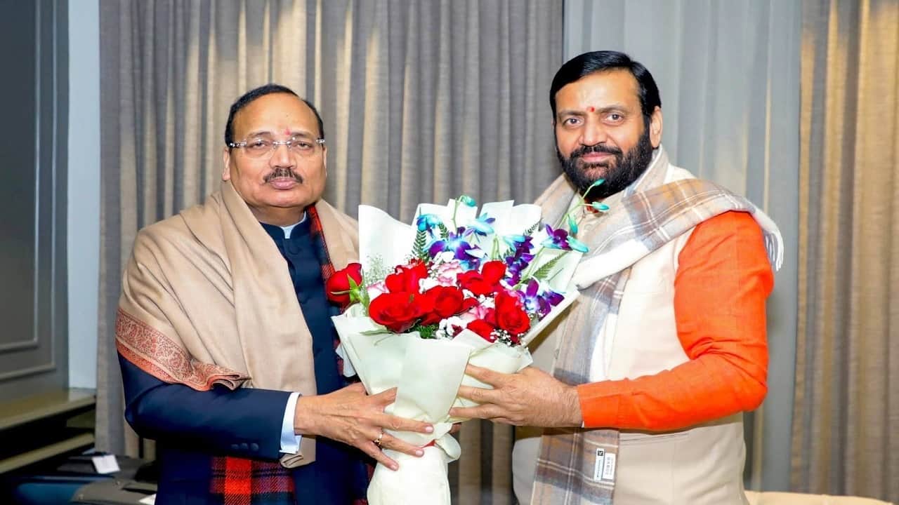 सीजेआई सूर्यकांत को शॉल भेंट कर सम्मानित करते सीएम नायब सिंह सैनी।