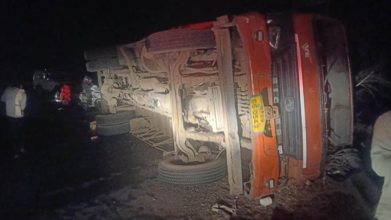 Dhar News: Robbers stole 1400 cases of beer from a government liquor vehicle.