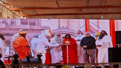 Mohan Bhagwat Visits Chandrodaya Temple, Personally Distributes Meals to Children