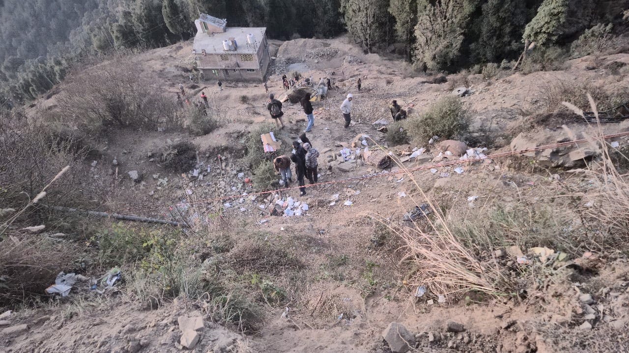 Sirmour Haripurdhar Bus Accident: After slipping on the frozen road, bus overturned and fell into a deep ditch