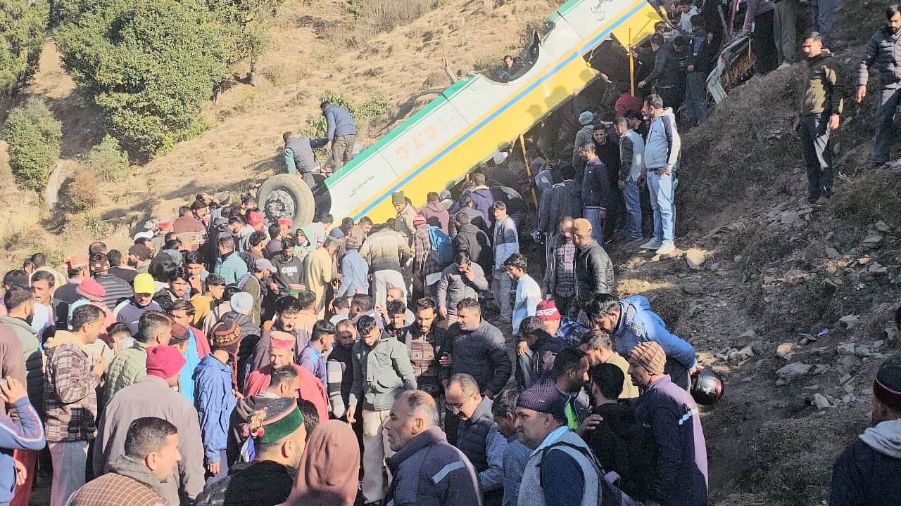 Sirmour Haripurdhar Bus Accident: After slipping on the frozen road, bus overturned and fell into a deep ditch