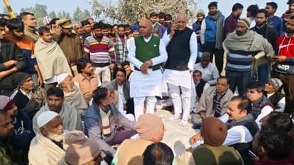 Protest Against Underpass Construction, BJP-SP Workers and Villagers Stop Work at Railway Gate 109