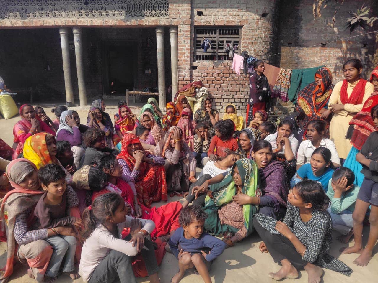 एक ही परिवार में दो मौतों से बेहाल परिजन व ग्रामीण।