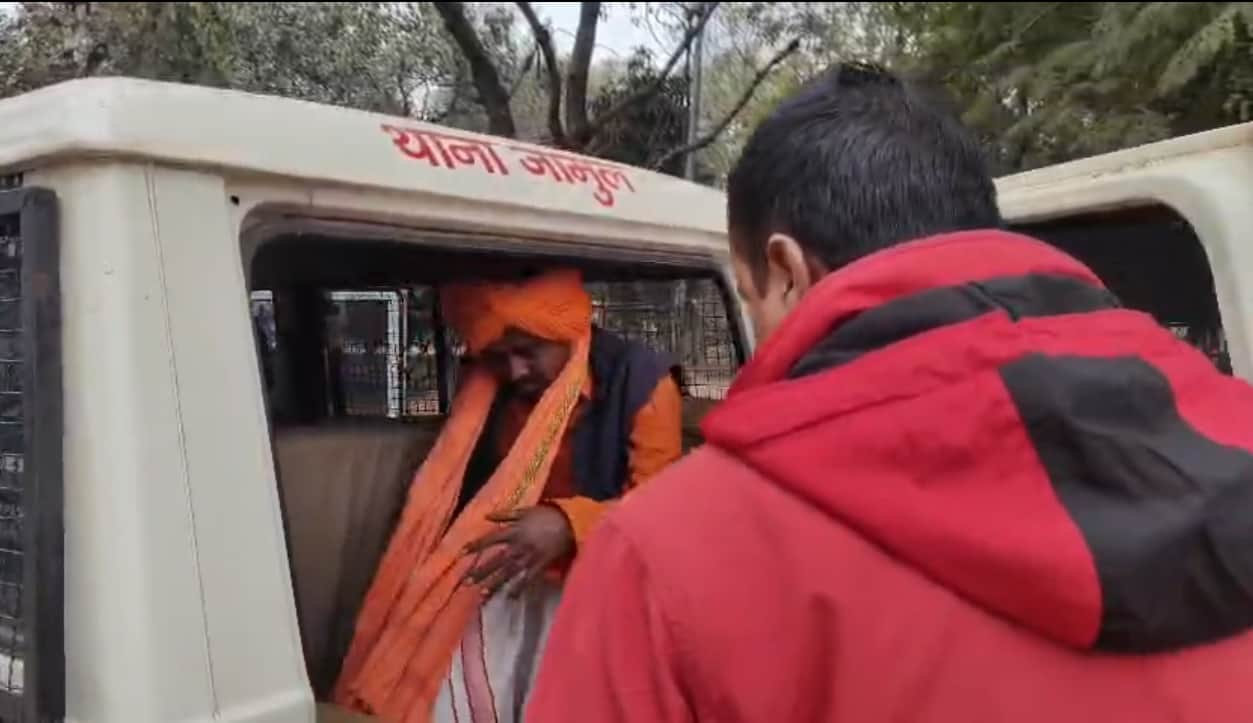 भगवा वेश में भीख मांग रहे दो युवक गिरफ्तार