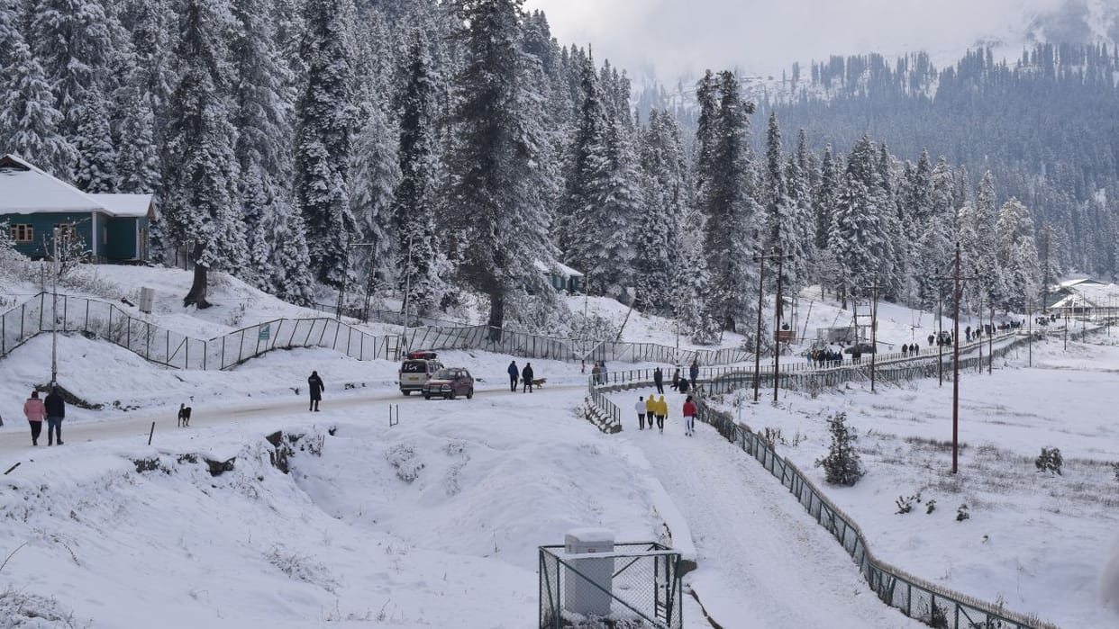 The cold wave continues in the Kashmir Valley, Pulwama is the coldest, but the night temperature has improved