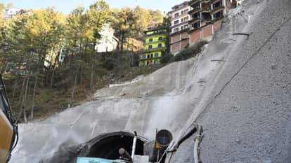 Shimla Cracks in several buildings in Chalonthi hotels and houses vacant four-lane work stopped