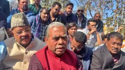 Congress observes fast in protest against changes in structure of MNREGA stages dharna in front of Bapu Vatika