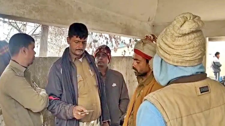 जानलेवा कोहरा: बेकाबू वाहन की टक्कर से बाइक सवार दो युवकों की मौत, दुपहिया के उड़े परखच्चे; परिजनों में मातम