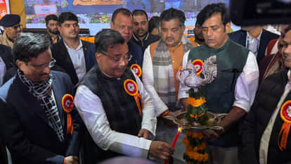 Tourism Minister Jaiveer Singh inaugurated the Gorakhpur Festival. Chief Minister Yogi will conclude it.