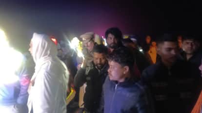 Expressway Accident: bus overturned on agra lucknow expressway after tire burst, woman and a child killed