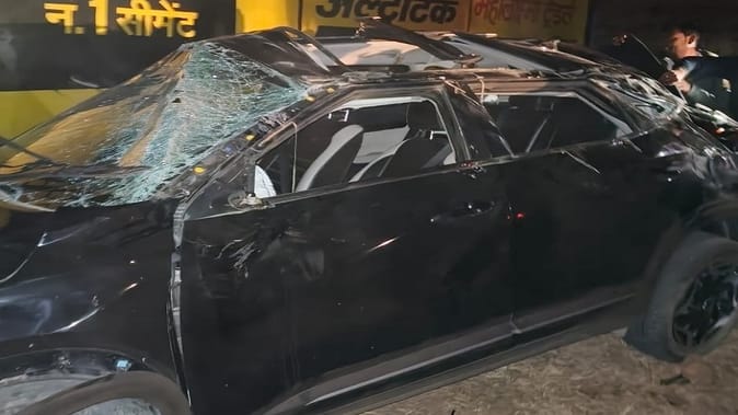 तेज रफ़्तार कार अनियंत्रित होकर पलटी, दो की मौत