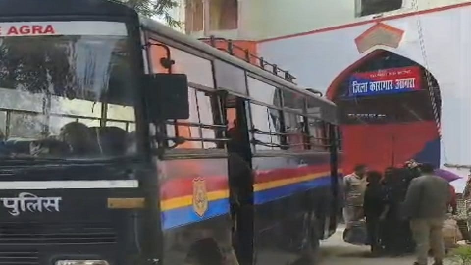 Bangladeshi citizens were sent back from Agra to Bangladesh After completing their sentences