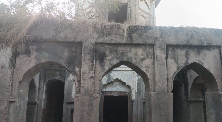 Kanpur Thakurdwara temple in Purwamir turned into ruins instead of conch shells now liquor glasses clink there