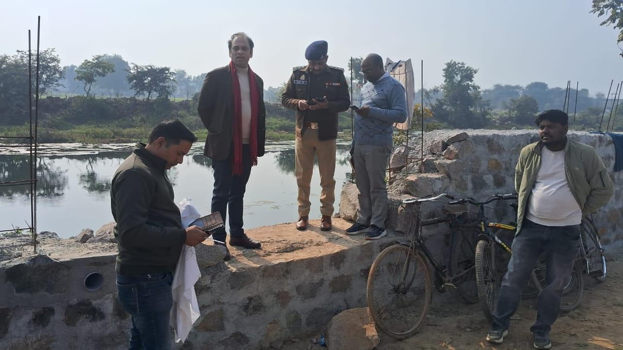 Jhansi: Officers arrived on the complaint of encroachment on the catchment area of Ghurari river.