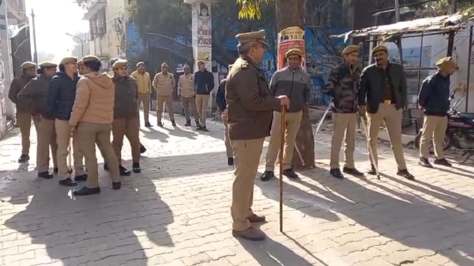 Meerut: Threat to bomb District Judge Court premises: Checking operation in Meerut court, chaos created