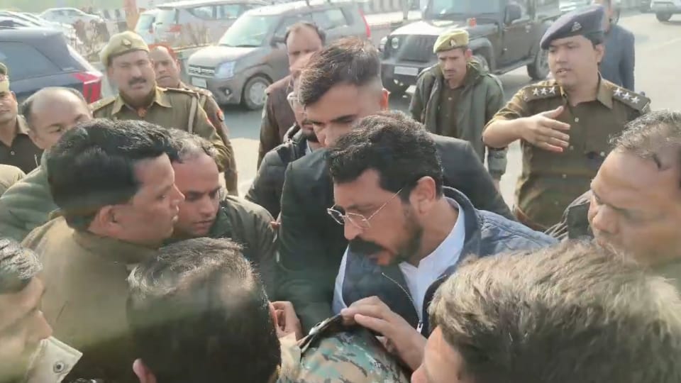 Meerut Murder and kidnapping in Kapsad Massive commotion at Kashi toll plaza clash with DM and SSP