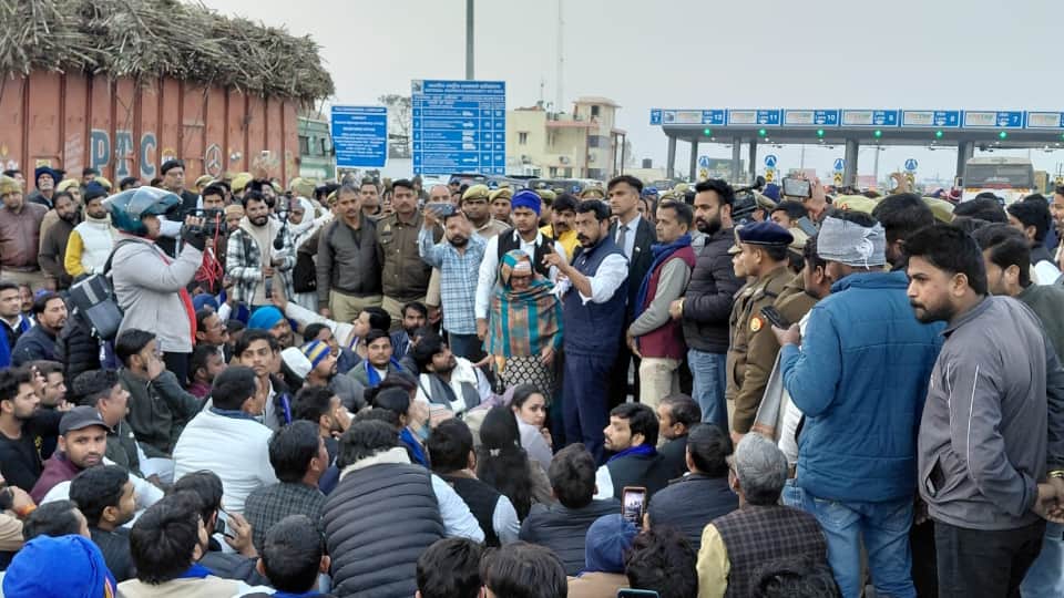 Meerut Murder and kidnapping in Kapsad Massive commotion at Kashi toll plaza clash with DM and SSP