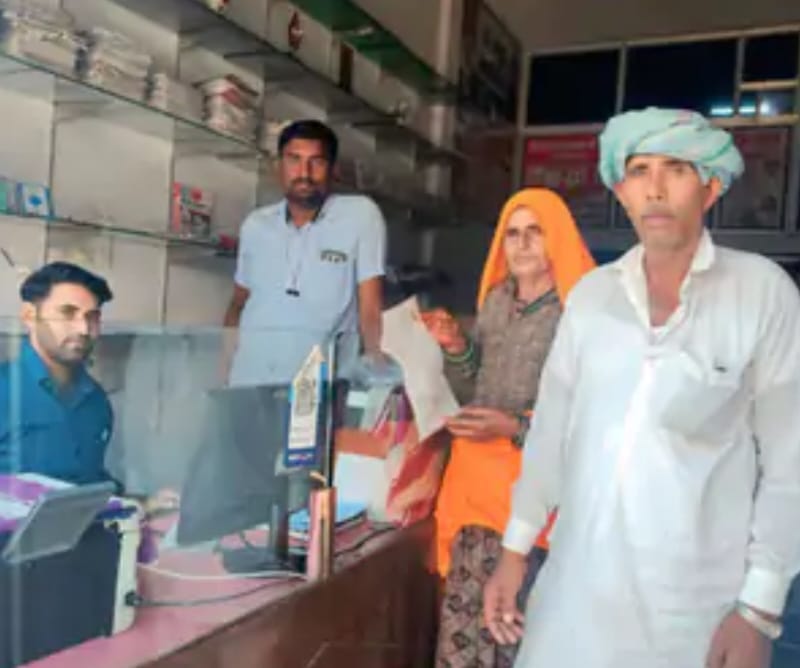 पेंशन को लेकर बुजुर्ग हुए परेशान