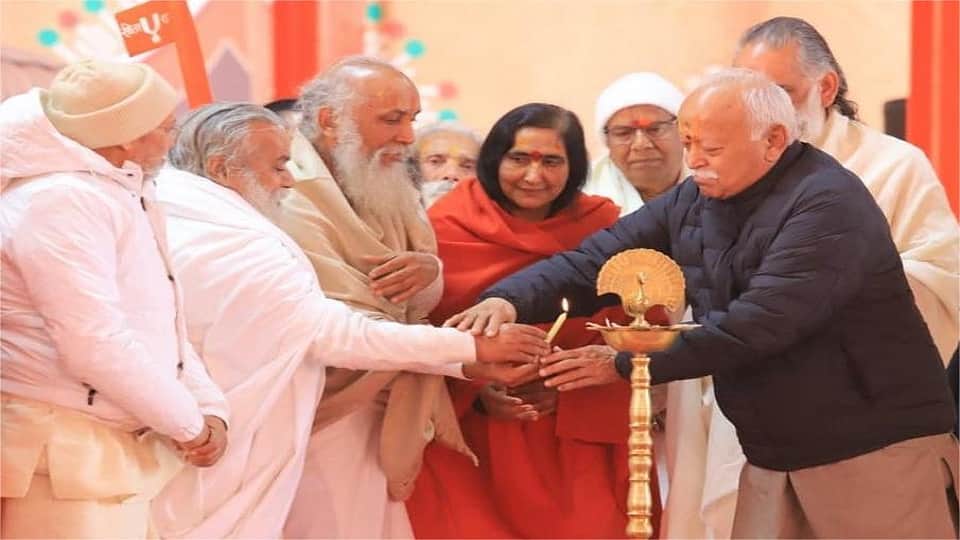 सुदामा कुटी शताब्दी महोत्सव का शुभारंभ करते संघ प्रमुख व अन्य।