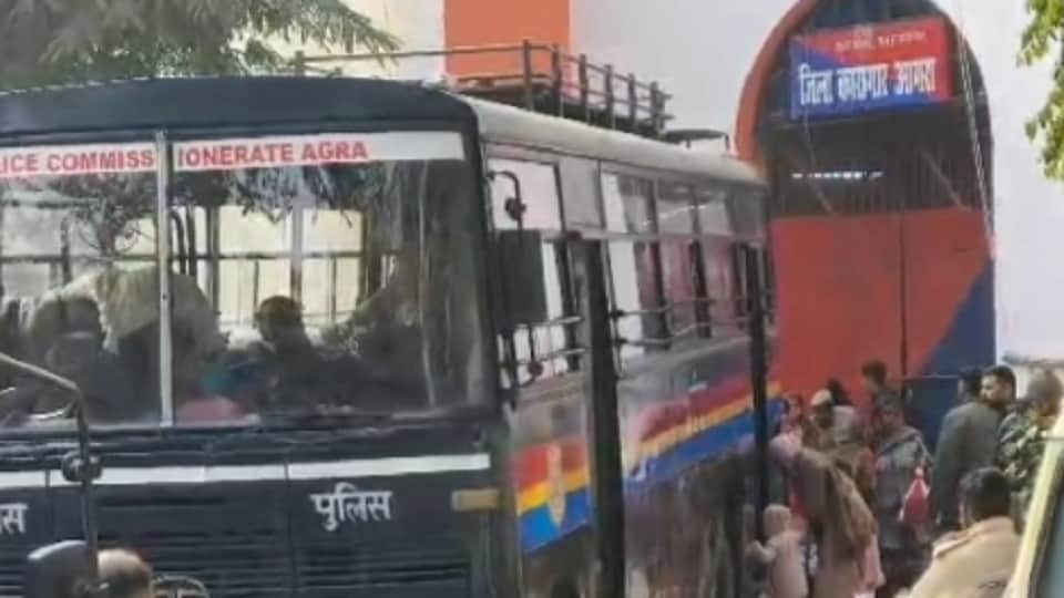 Bangladeshi citizens were sent back from Agra to Bangladesh After completing their sentences