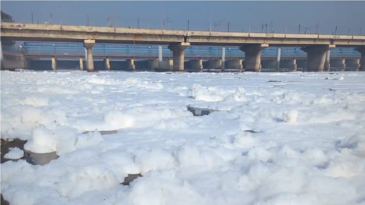 रुला देगी यमुना की यह तस्वीर: नदी में फिर दिखा जहरीला झाग, प्रदूषण बढ़ने का डर... जलीय जीवन को भी नुकसान